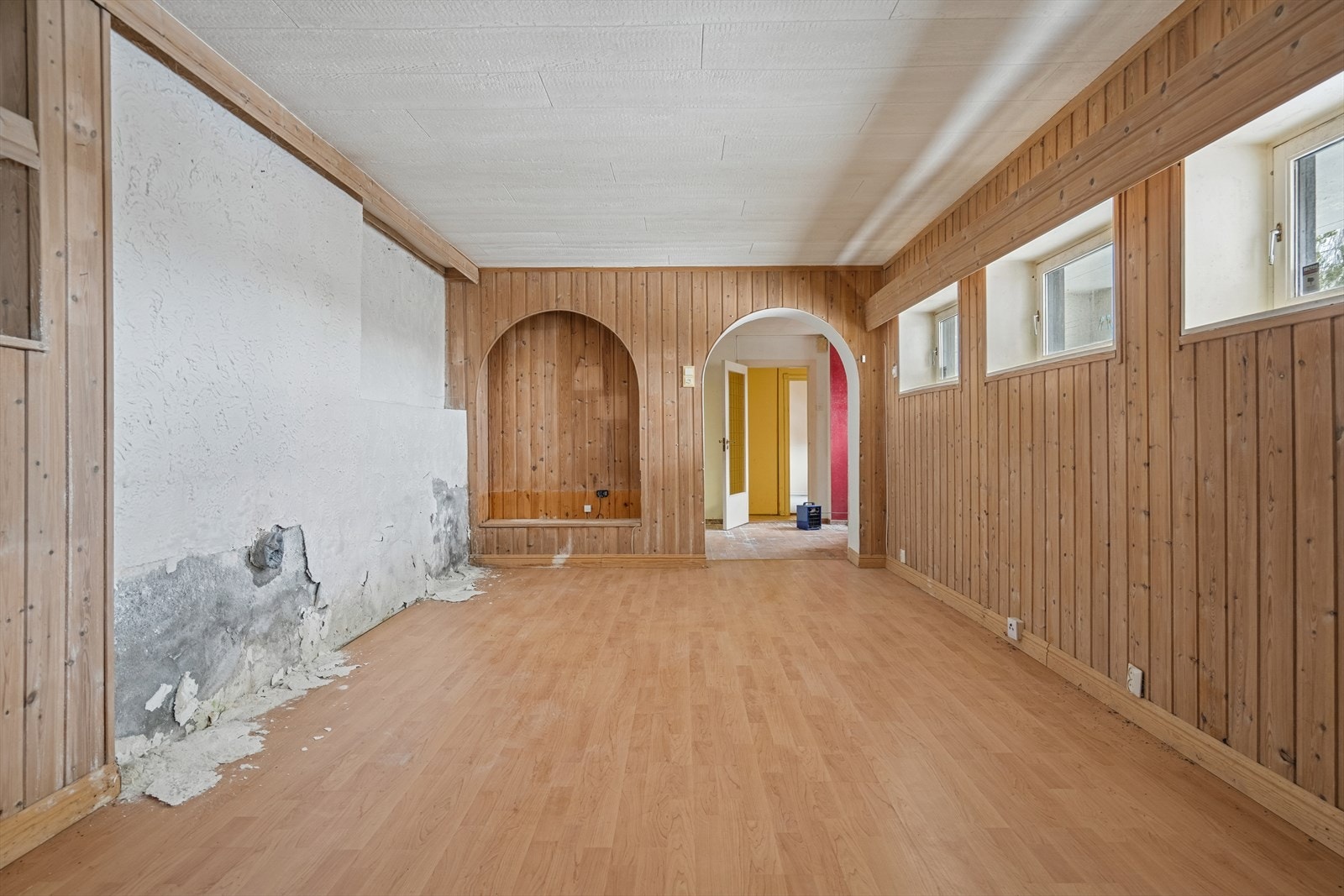 Rom innredet som stue i underetasje Galleribilde