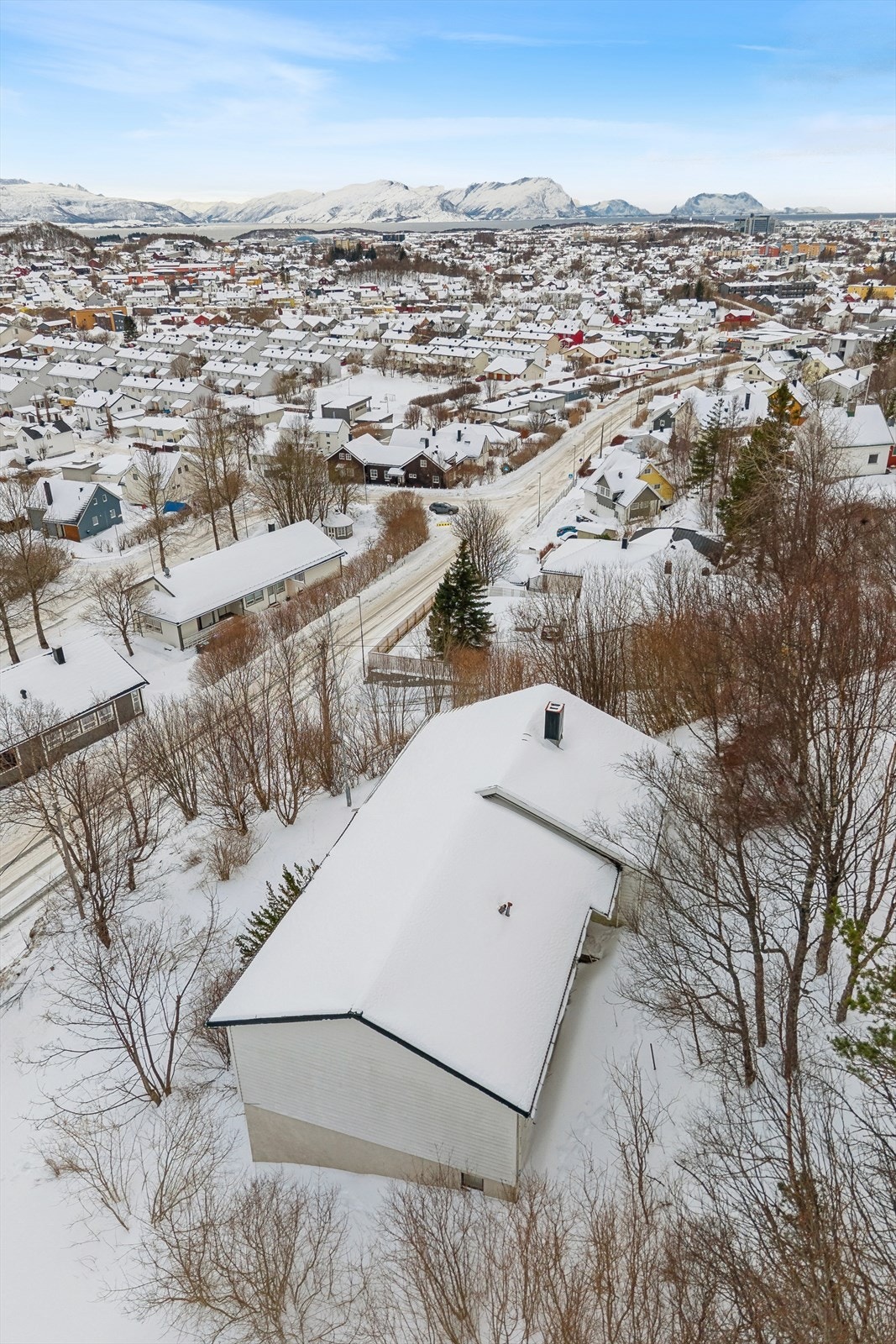 Eneboligen ligger høyt og fint i terrenget og har nydelig utsikt mot sør og vest. Galleribilde