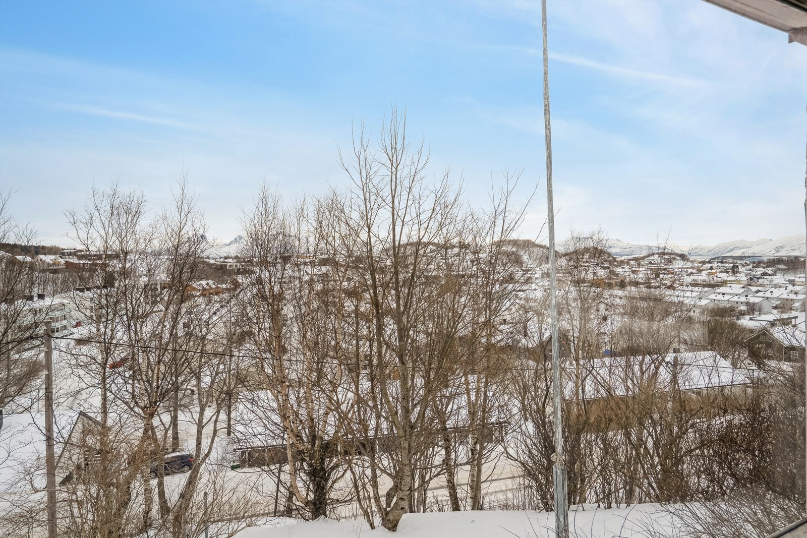 Meget pen utsikt fra boligens stue og kjøkken mot sør og vest. Galleribilde
