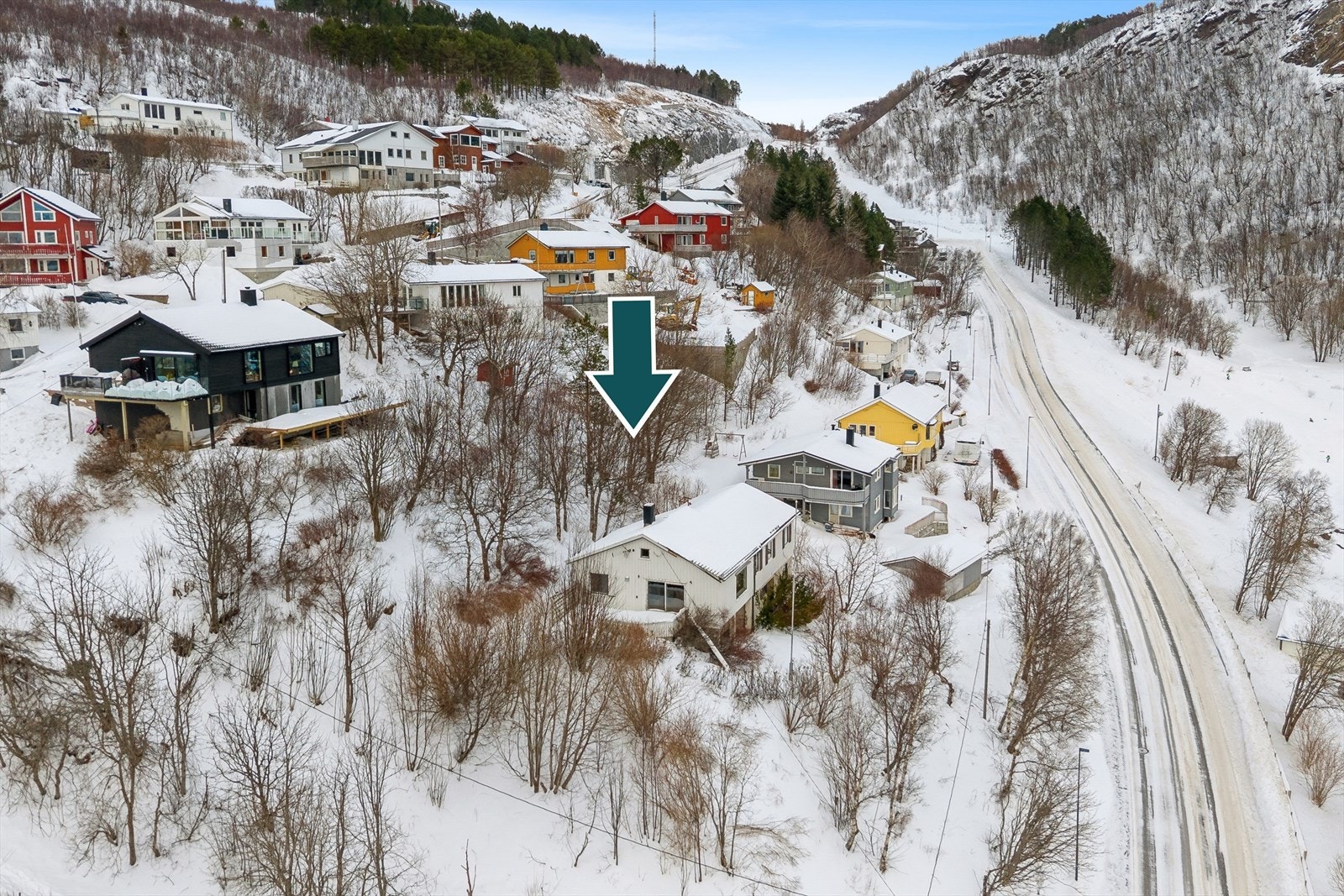 Tomten er totalt i overkant av 1,7 mål tomt (bestående av to bruksnummer), og har innkjøring fra Fjellveien. Galleribilde