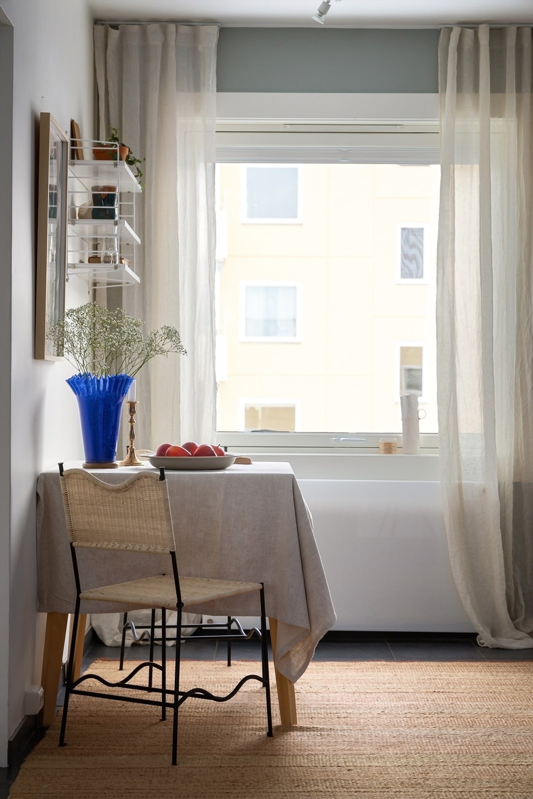 I og med at boligen er gjennomgående, får du svært gode lysforhold på kjøkkenet med eget vindu Galleribilde