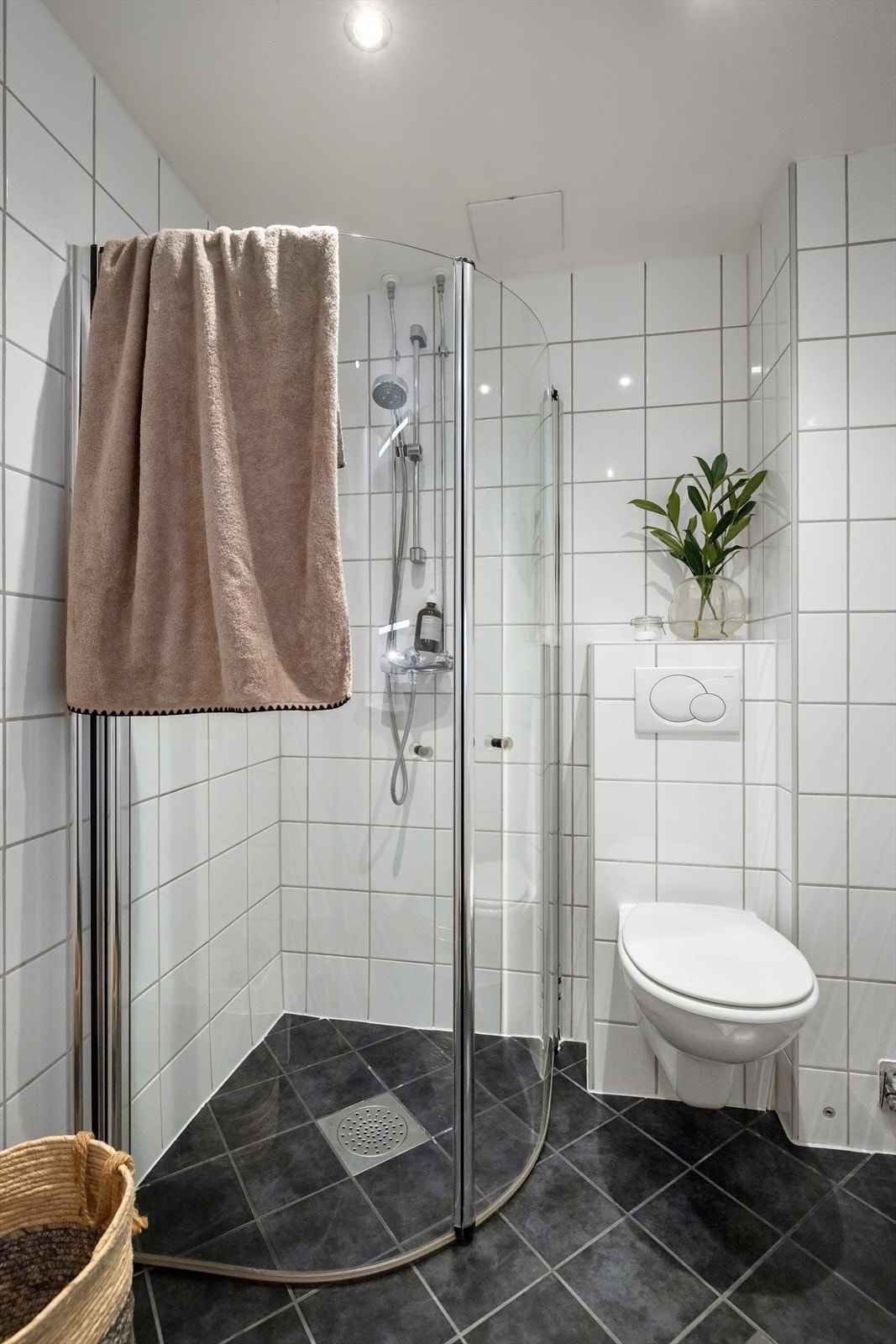 Badet er utstyrt med vegghengt toalett, dusjhjørne med innfellbar glassdører Galleribilde