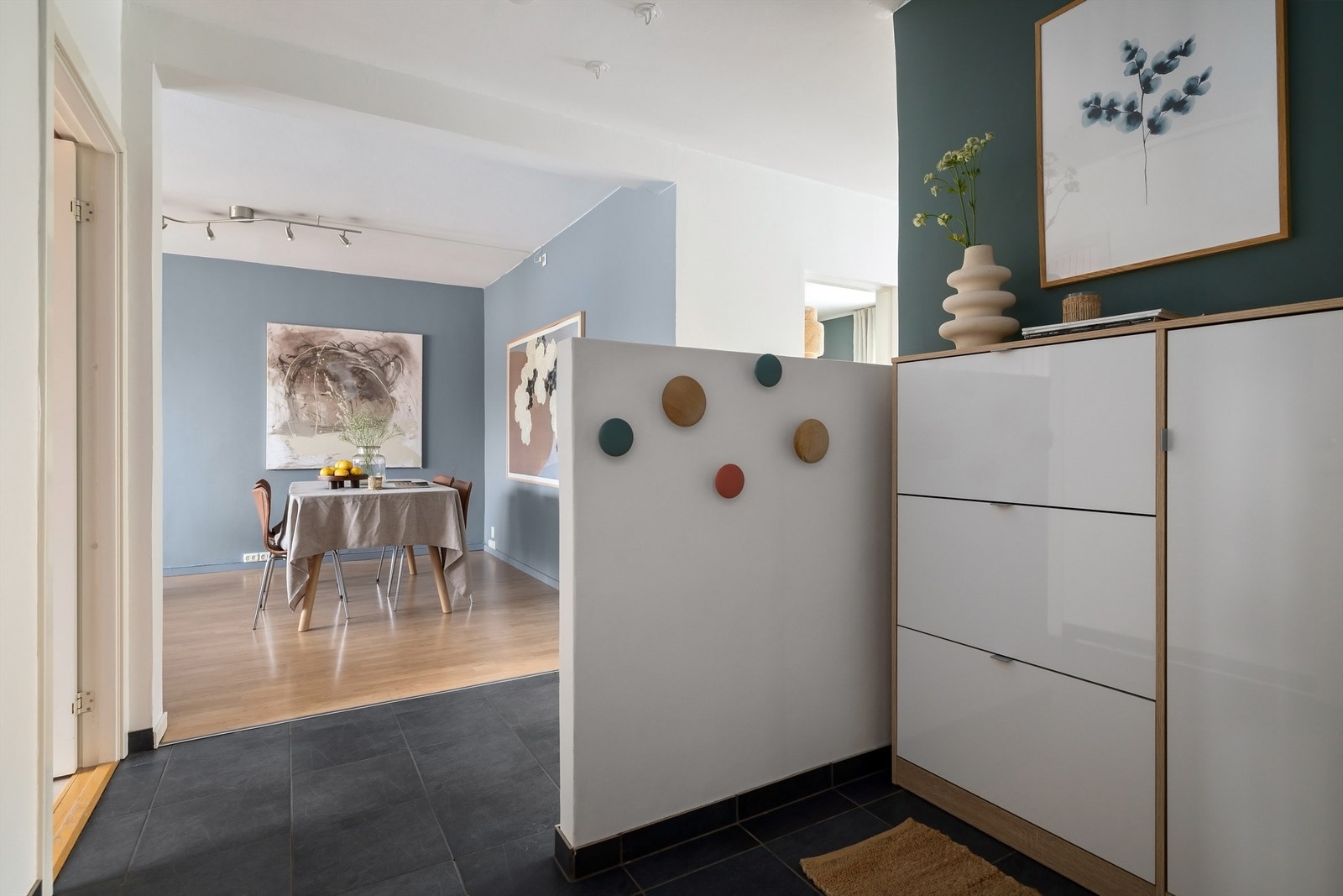. Deler av veggen mellom entreen og stuen/kjøkkenet er fjernet og gir et godt førsteinntrykk av leiligheten Galleribilde