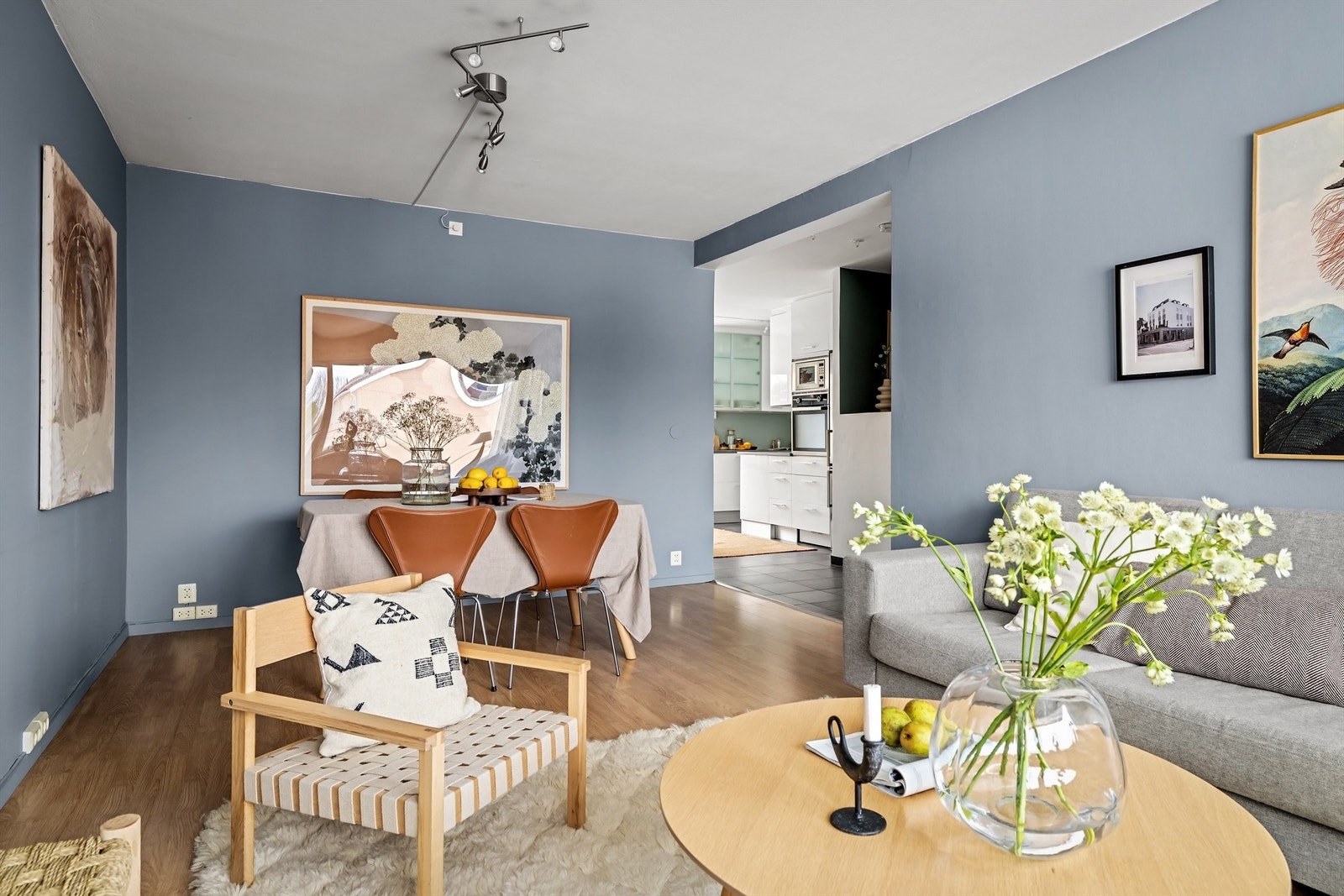 Tiltalende og moderne stue med en lun og luftig romfølelse Galleribilde