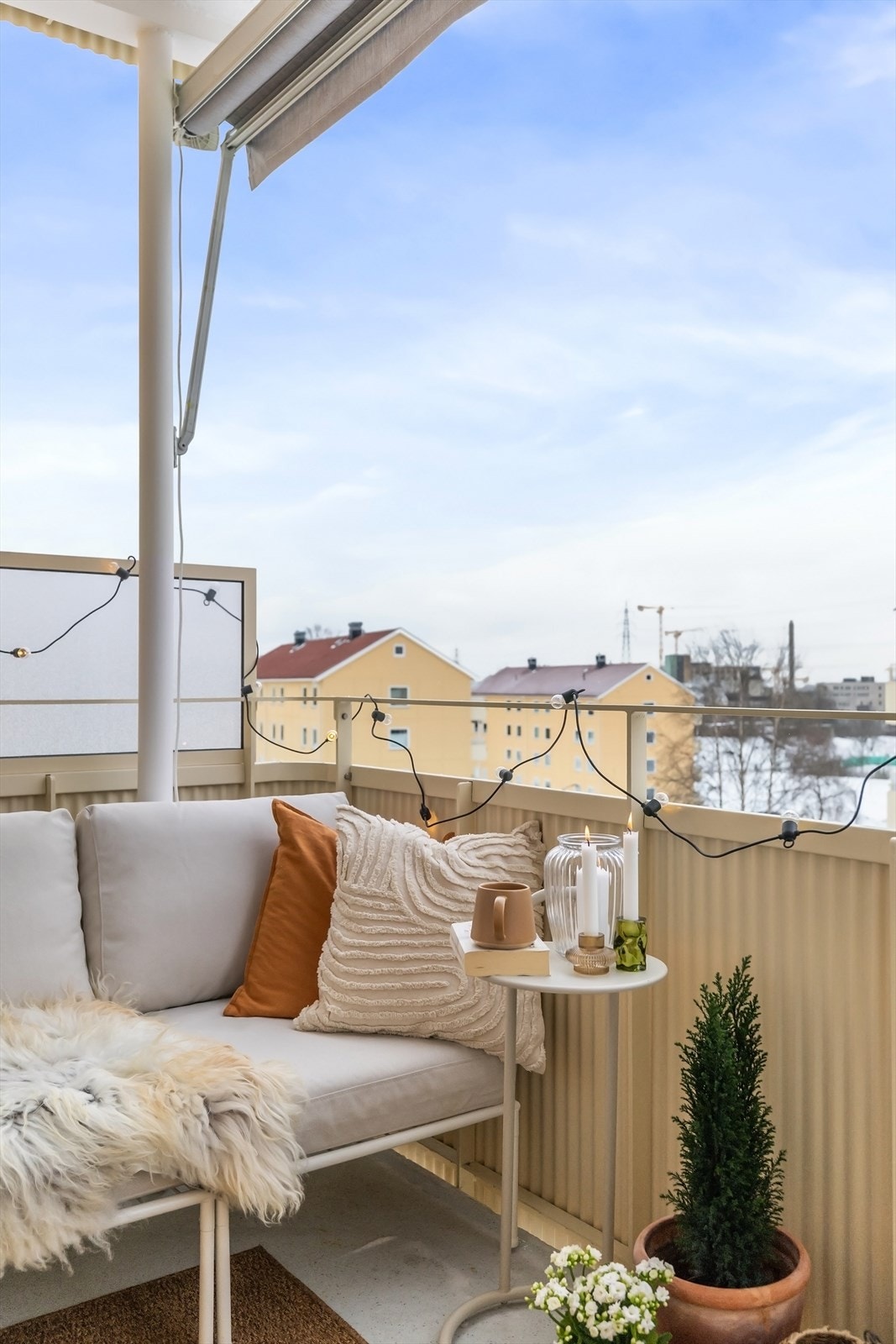 Balkongen er foran deler av stuen og byr på ettermiddag- og kveldssol Galleribilde