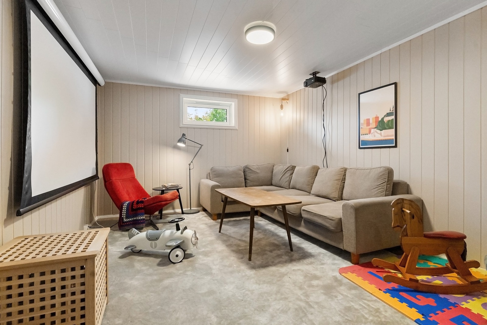 Felles allrom/lekerom i kjeller med lerret og projektor Galleribilde