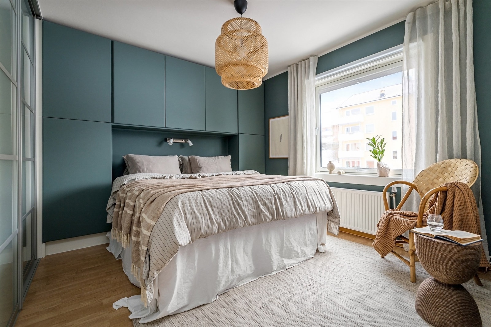 Veggflatene er malt i en noe mørk tone, som gir rommet en avslappende atmosfære å sove i Galleribilde