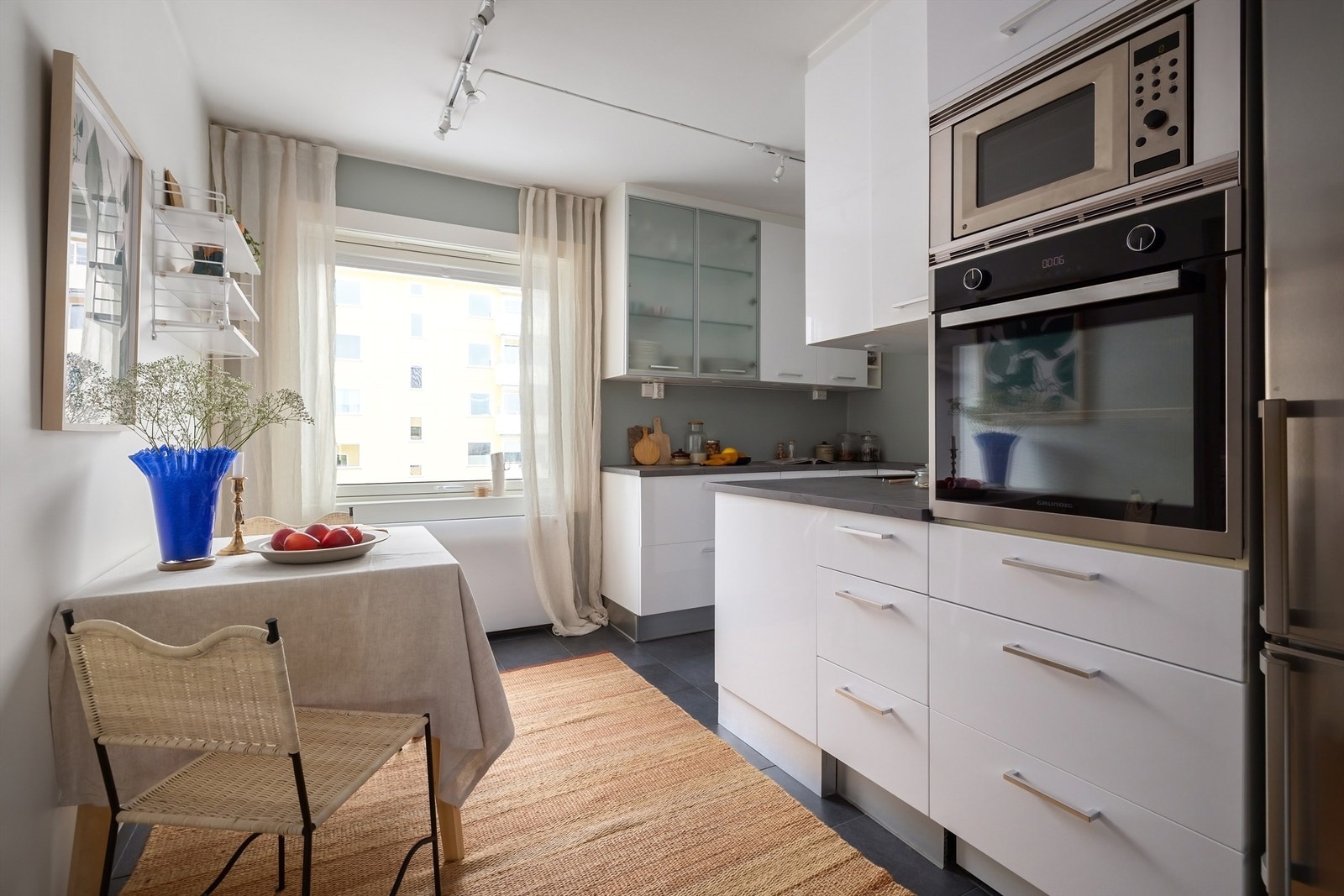 Kjøkkeninnredning fra det Italienske merket Arrital med hvite, glatte fronter Galleribilde