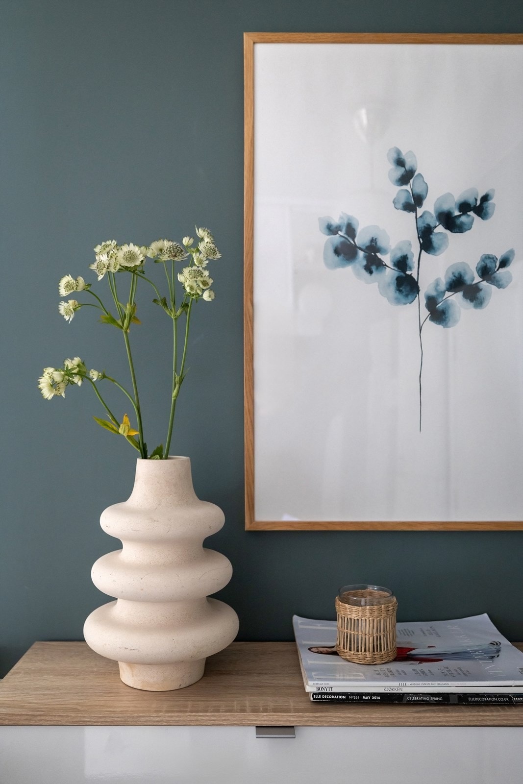 Veggflatene er malt i en noe mørk tone Galleribilde