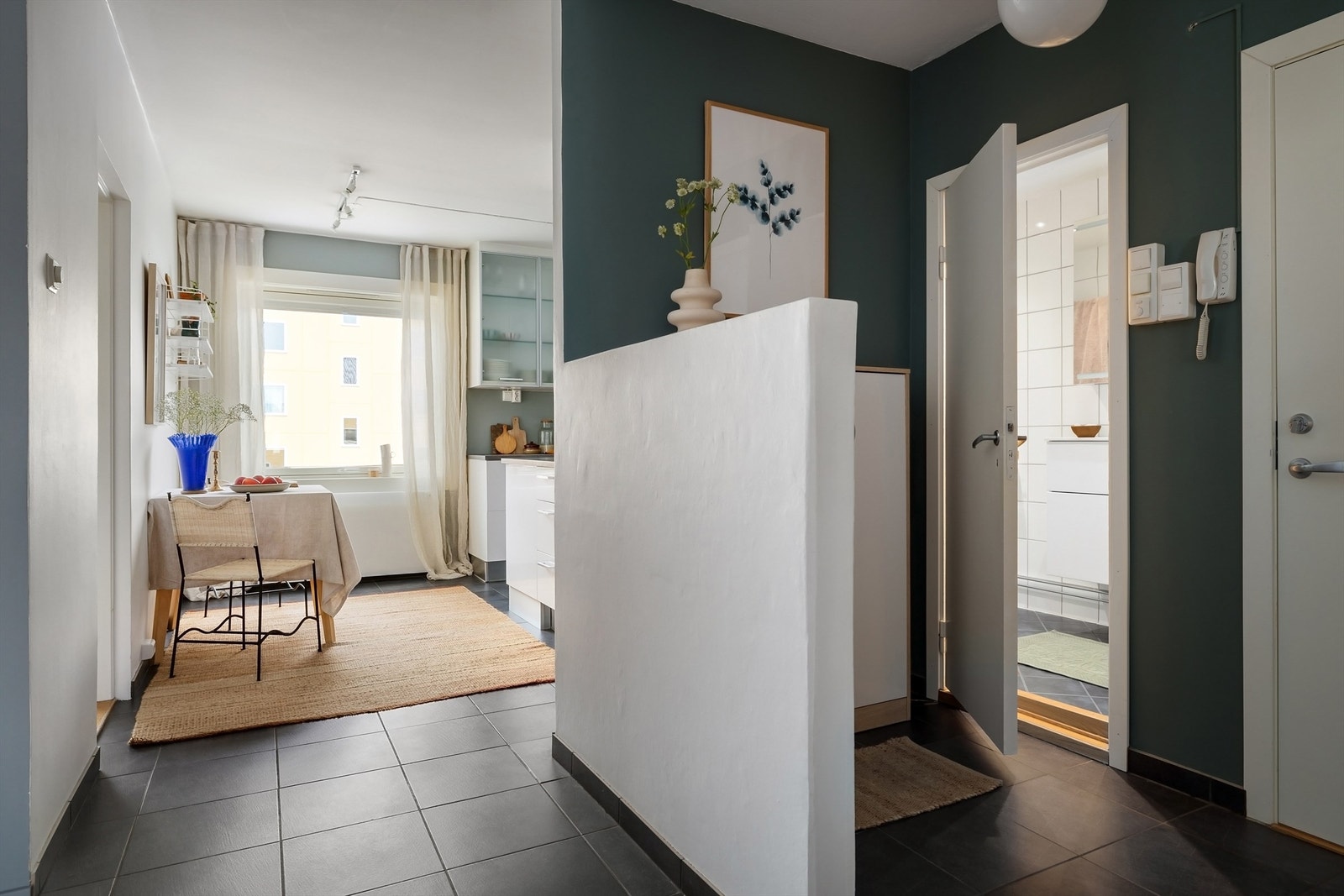 Flislagt gulv i stue og kjøkken - under flisene er det varmekabler Galleribilde