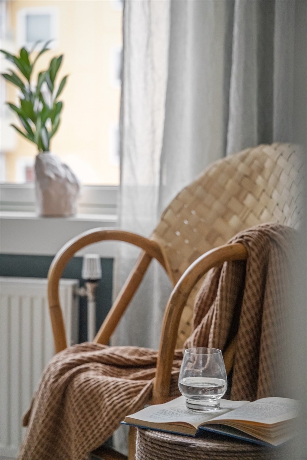 Stort vindu gir svært gode lysforhold, på vinduet er det montert lysskjermende plisségardin Galleribilde