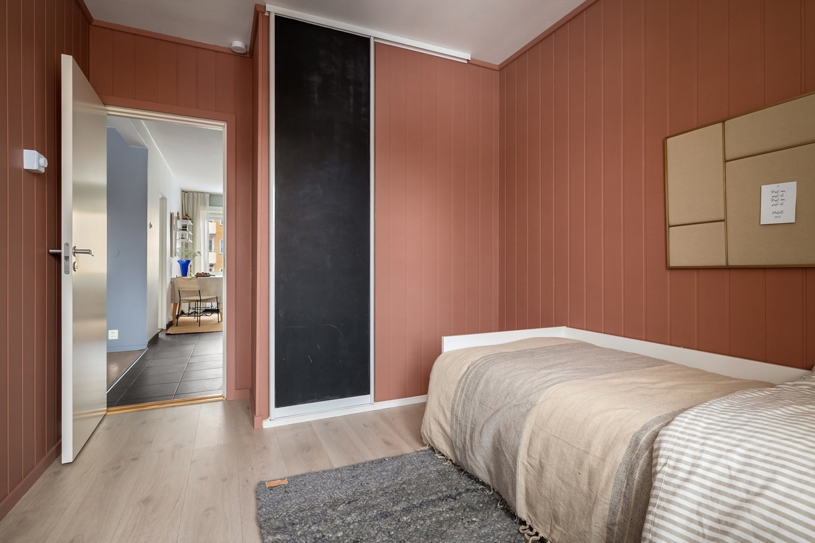 Plassbygd skyvedørsgarderobe gir mulighet for lagring Galleribilde