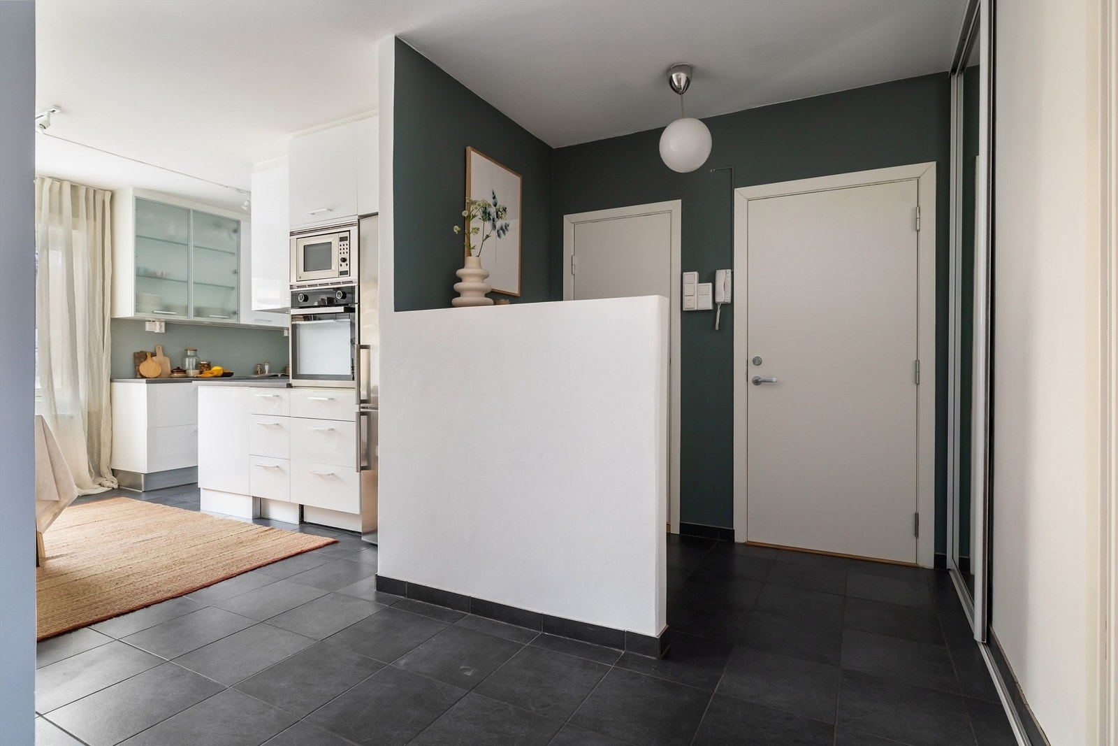 I entreen er det god plass til jakker og sko i plassbygd skyvedørsgarderobe med en speildør - fint å kunne ta en siste "avsjekk" før man forlater leiligheten Galleribilde