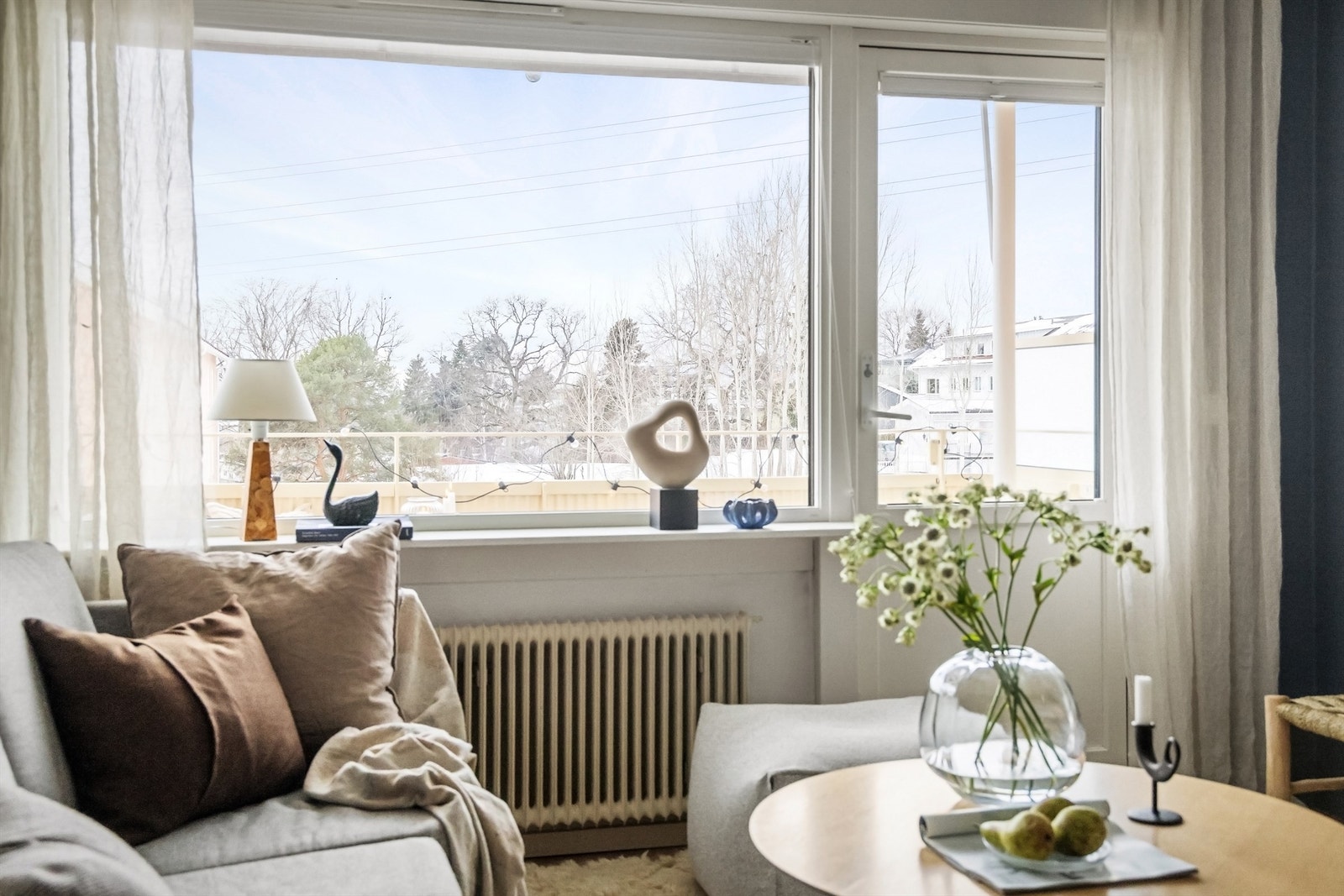 Det første som møter deg er store vindusflater og balkongdør som gir en god atmosfære Galleribilde