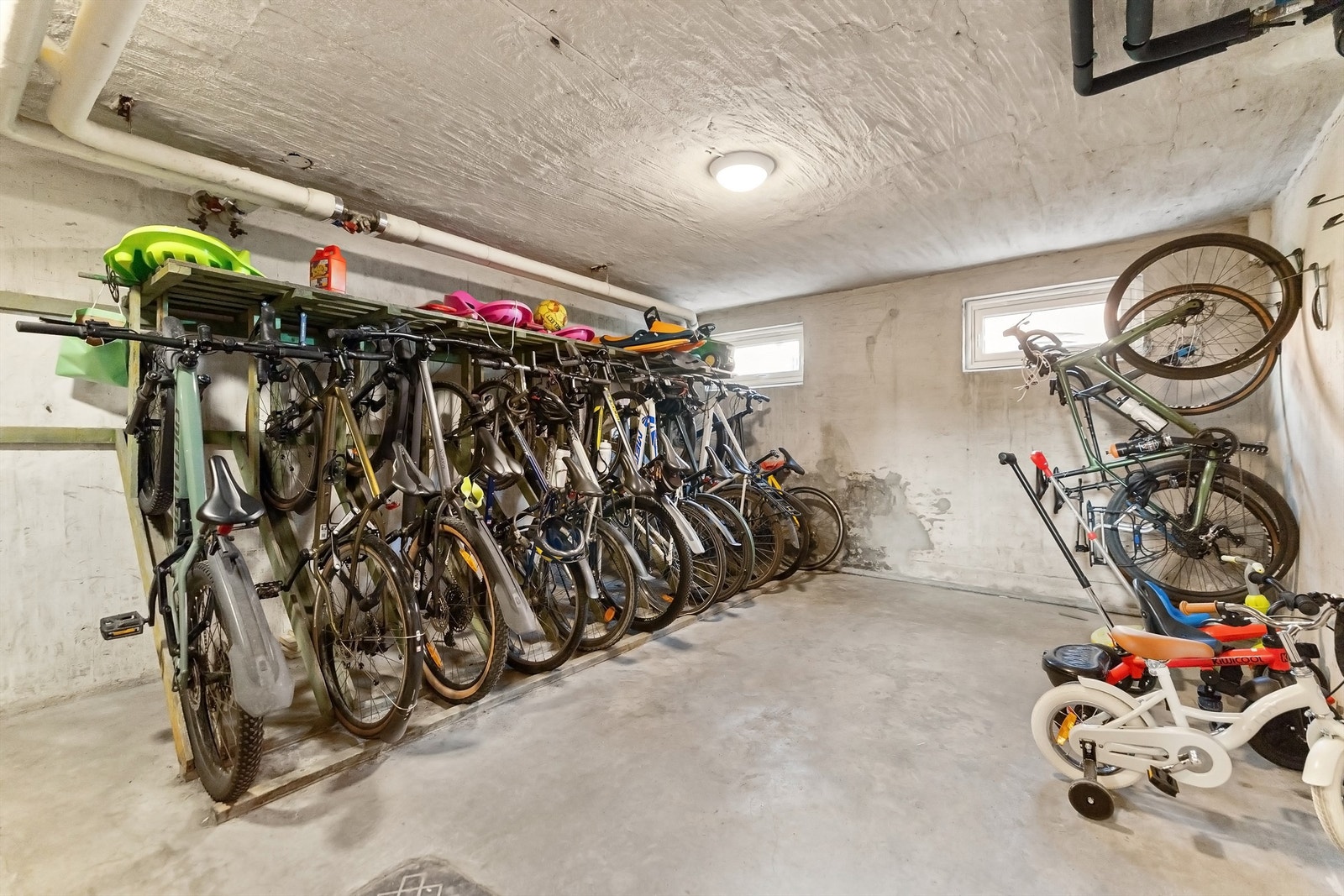 Felles sykkelbod og allrom (bildet er lånt fra en annen oppgang) Galleribilde