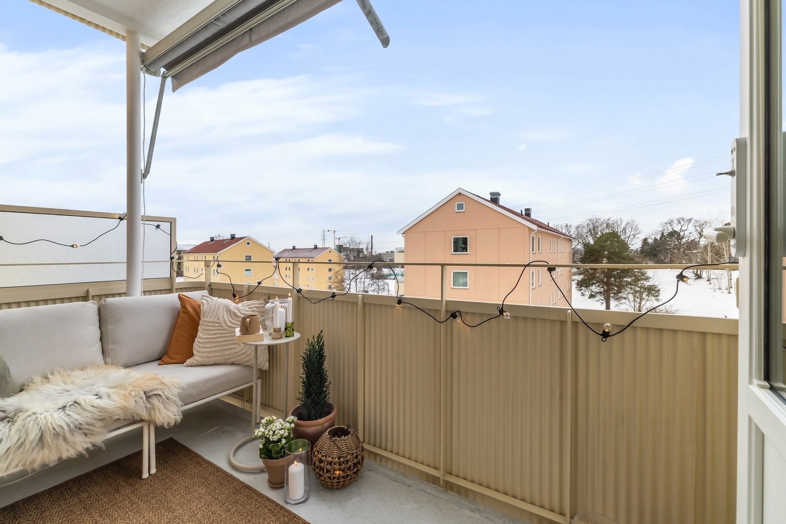 Fra stuen er det videre adkomst til en romslig balkong på 4 kvm Galleribilde