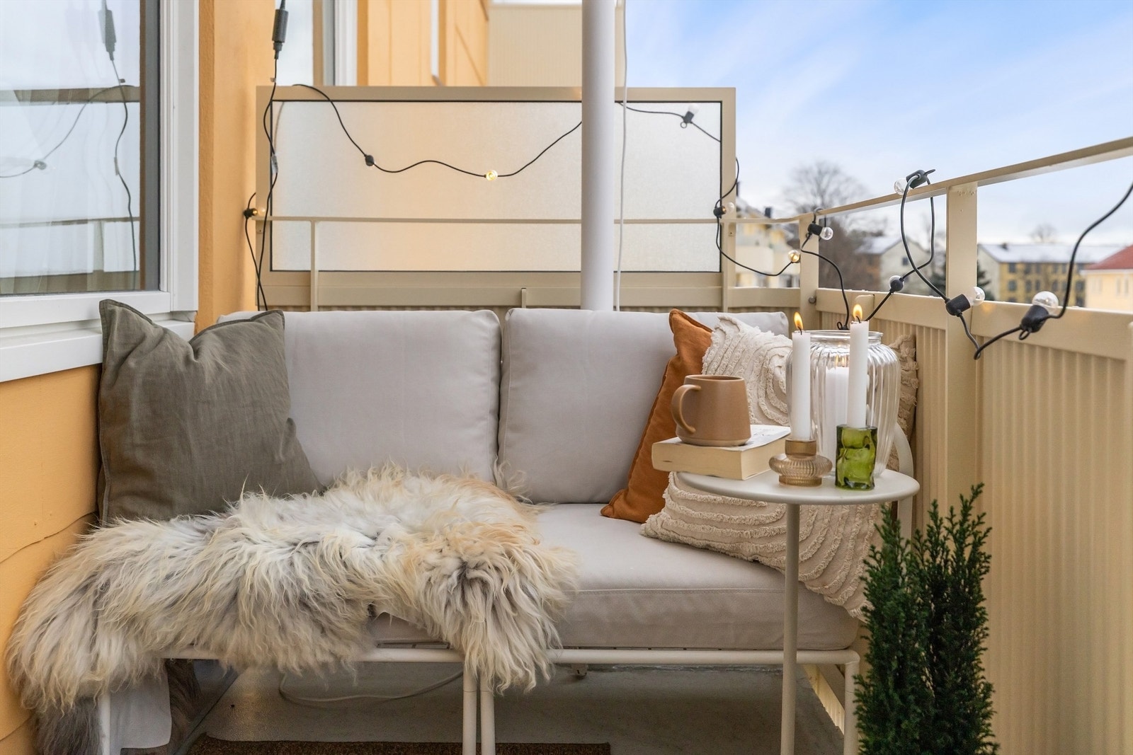 Her er det god plass til utemøblement som både sittegruppe og grill - det er tillatt med el- og/eller gassgrill på balkongene Galleribilde