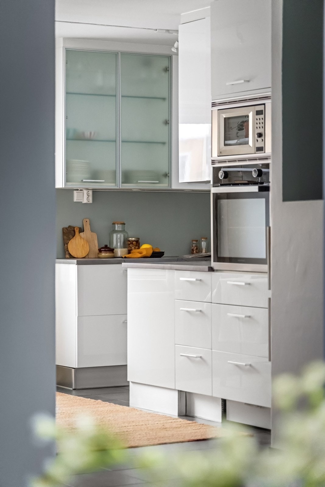 Innholdsrikt kjøkken i delvis åpen løsning med stuen Galleribilde