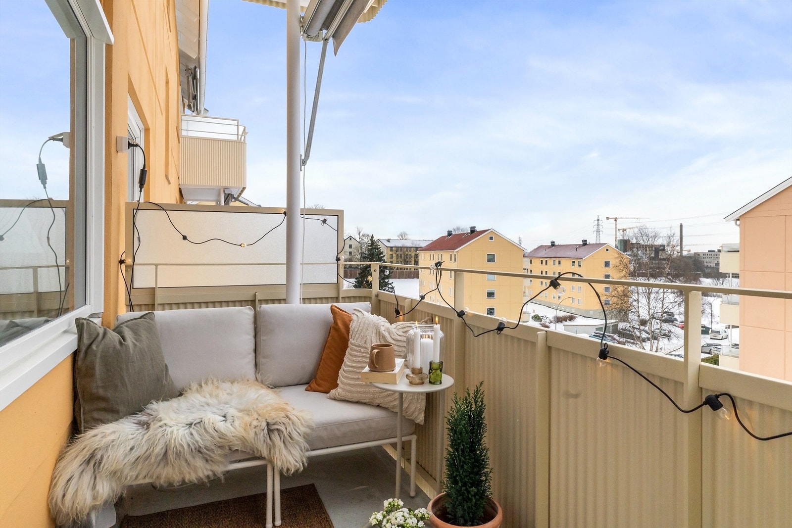 Markise er montert og skjermer godt for solen på solfylte dager Galleribilde