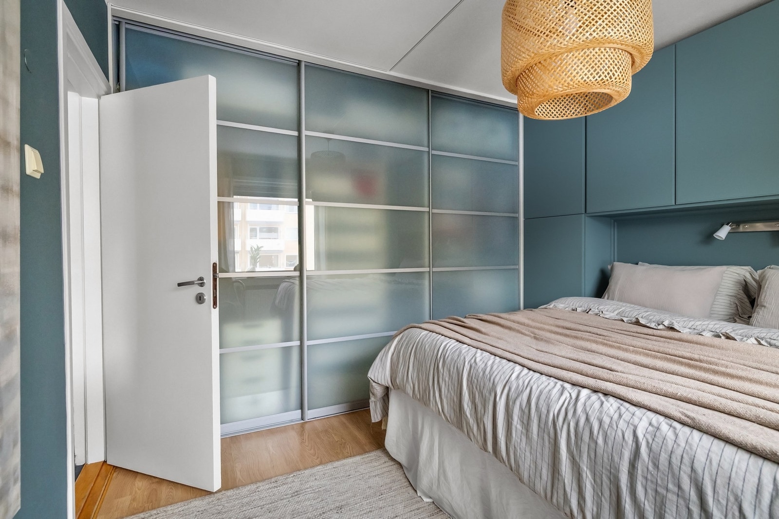 Praktisk, plassbygd garderobeløsning og skyvedørsgarderobe gir god lagringskapasitet Galleribilde