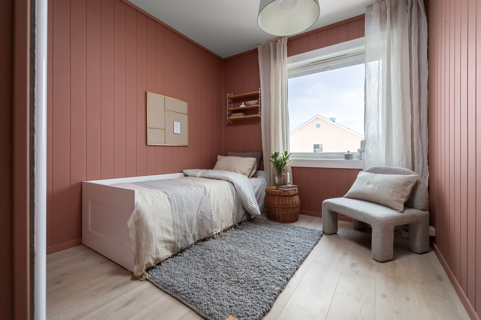 Godt med lysinnslipp fra stort vindu Galleribilde