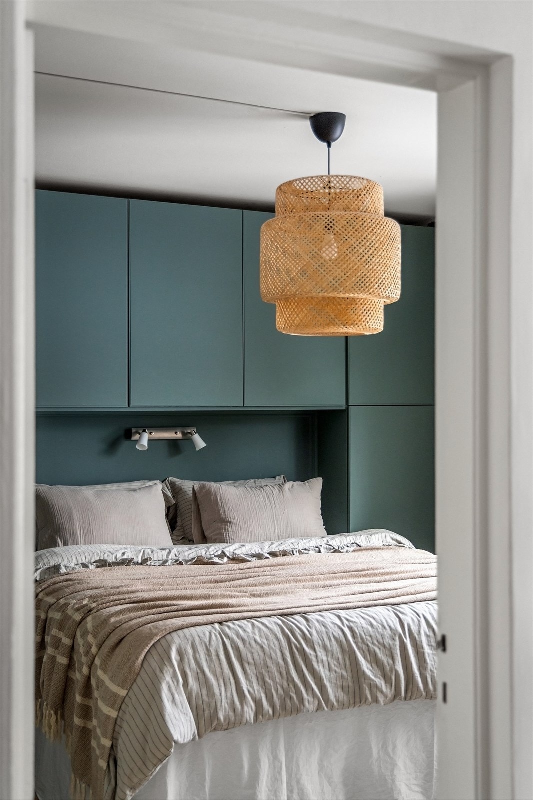 Hovedsoverommet har god størrelse og rikelig med plass til dobbeltseng Galleribilde