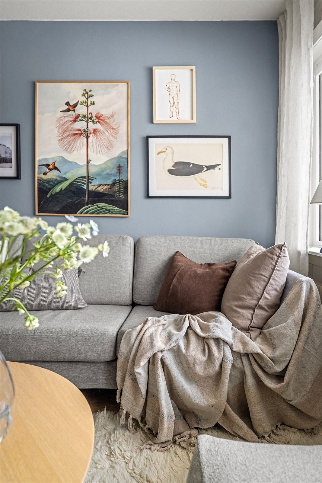 Veggflatene er malt i en lun blåfarge som gir en god romfølelse Galleribilde