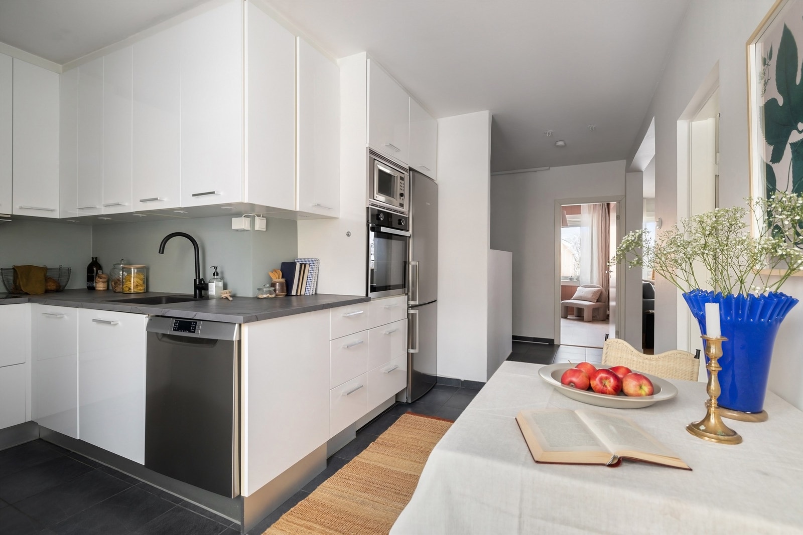 Oppvaskmaskin og kjøleskap med frysedel er plassert i nisjer Galleribilde