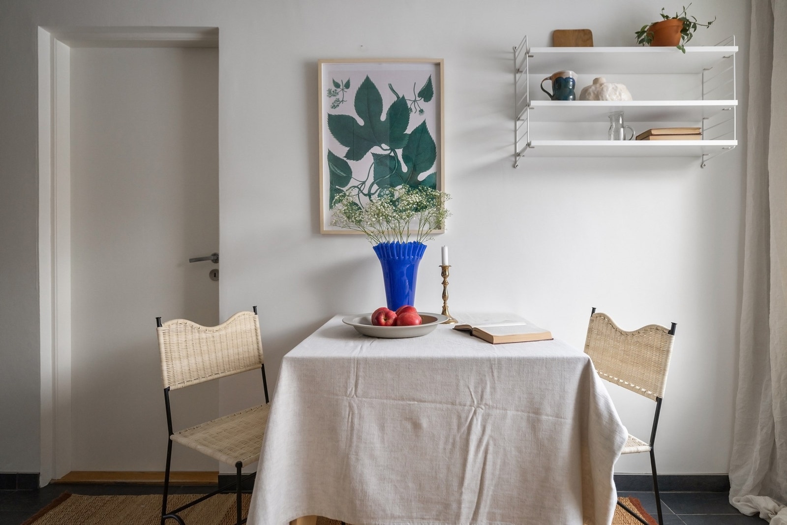 Her skapes en koselig spiseplass ved kjøkkenvindu med idyllisk utsikt Galleribilde