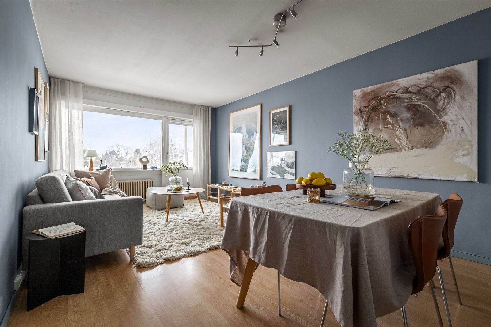 God plass til en romslig spisestue Galleribilde