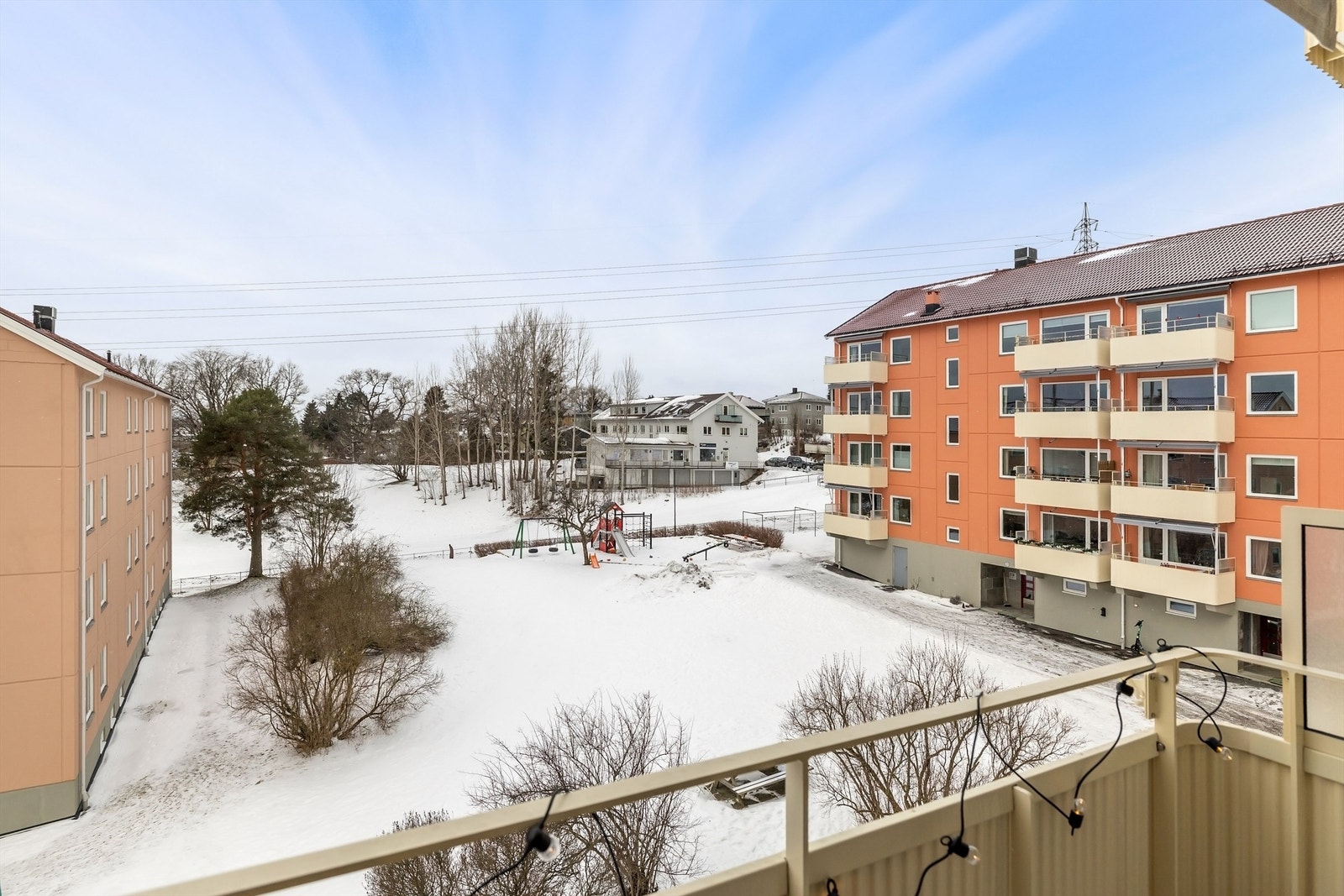 I følge solkart er solen på balkongen fra ca. kl. 15.00 og blir utover kvelden Galleribilde