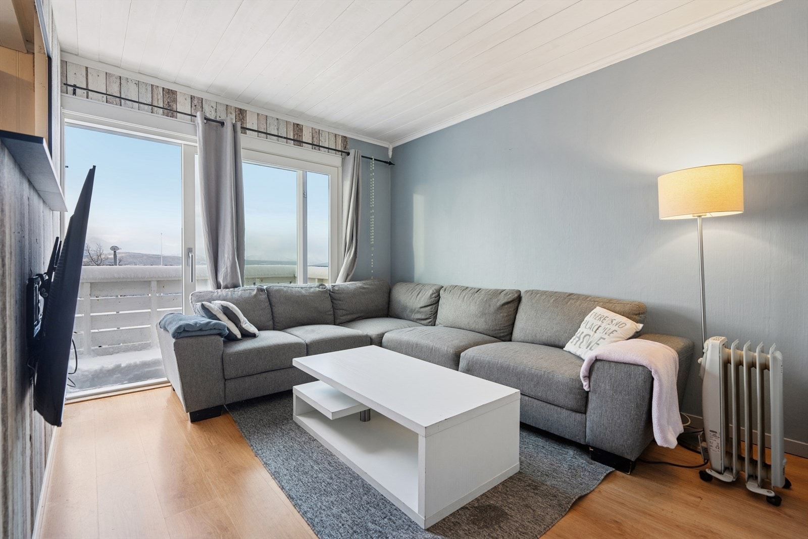 Lys og hyggelig stue med store vindusflater og fin plass til sofagruppe. Galleribilde