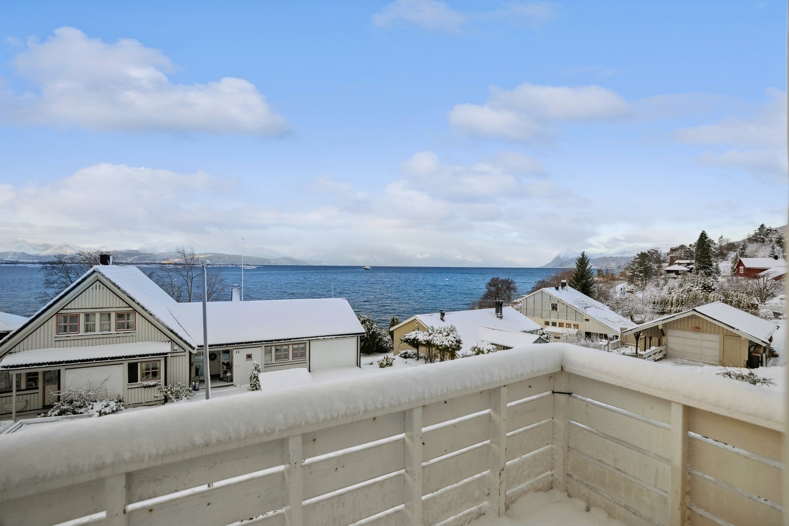 Fra balkongen nyter du flott utsikt mot fjord og bylandskap. Galleribilde