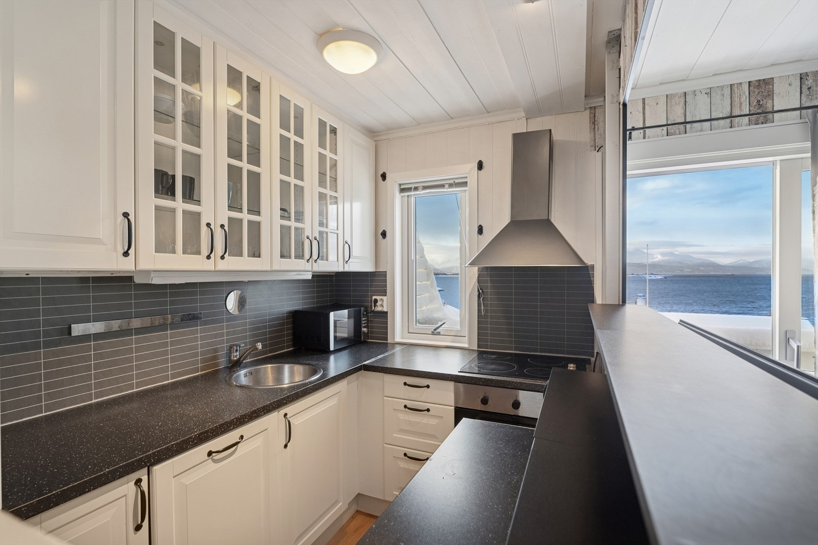 Lyst og pent kjøkken med god skap- og benkeplass i åpen løsning mot stue. Galleribilde