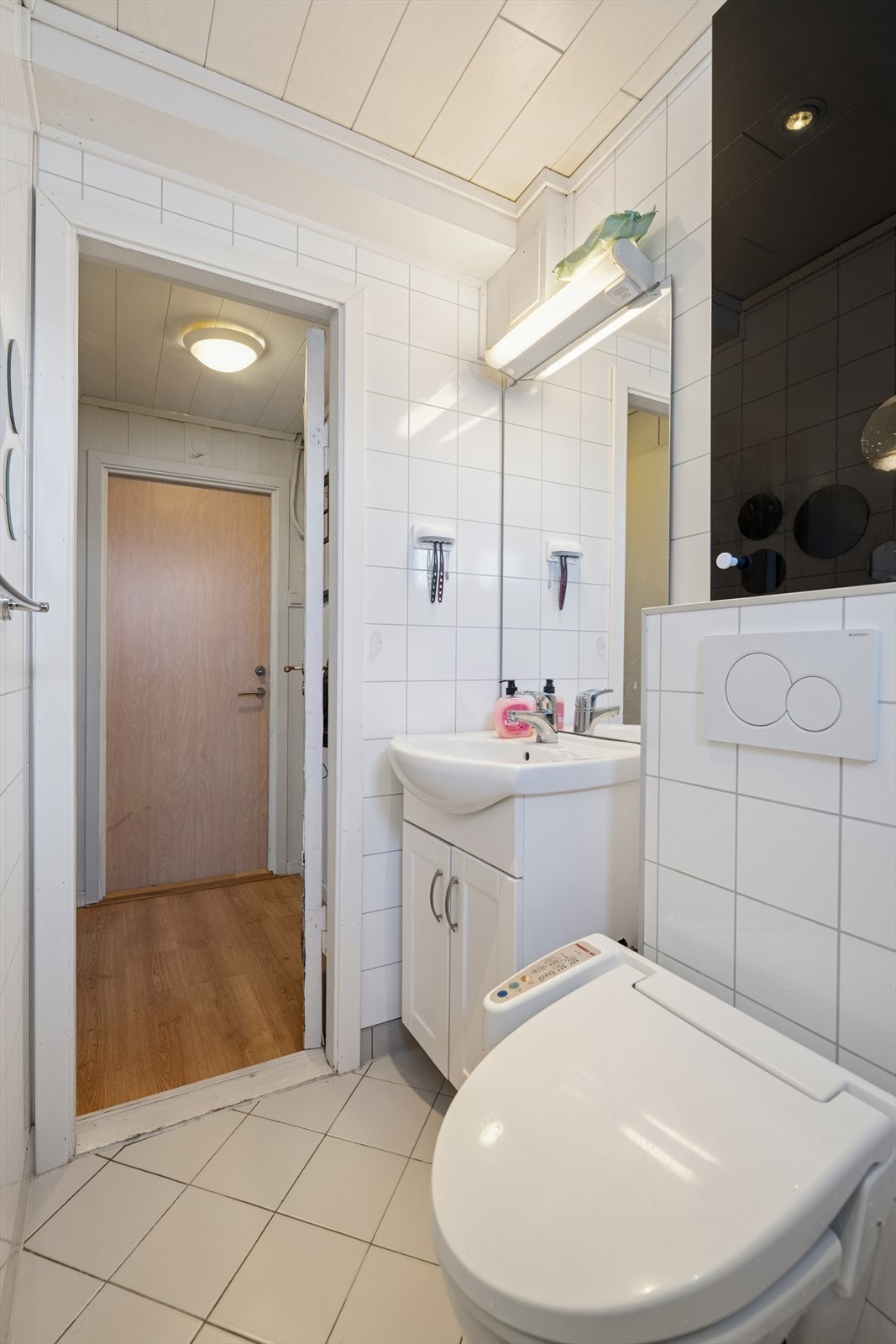 Dusjsonen er praktisk utformet med plassbesparende løsning og naturlig ventilasjon Galleribilde