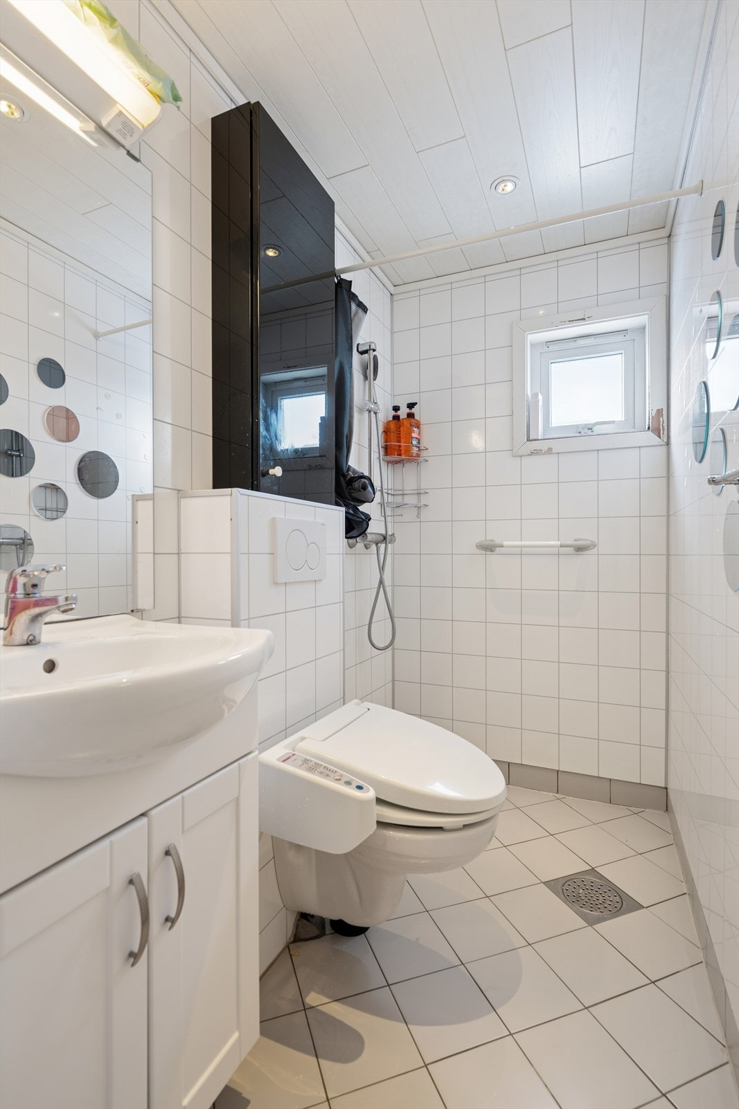 Badet har baderomsplater, flislagt gulv med varme og vegghengt toalett. Galleribilde