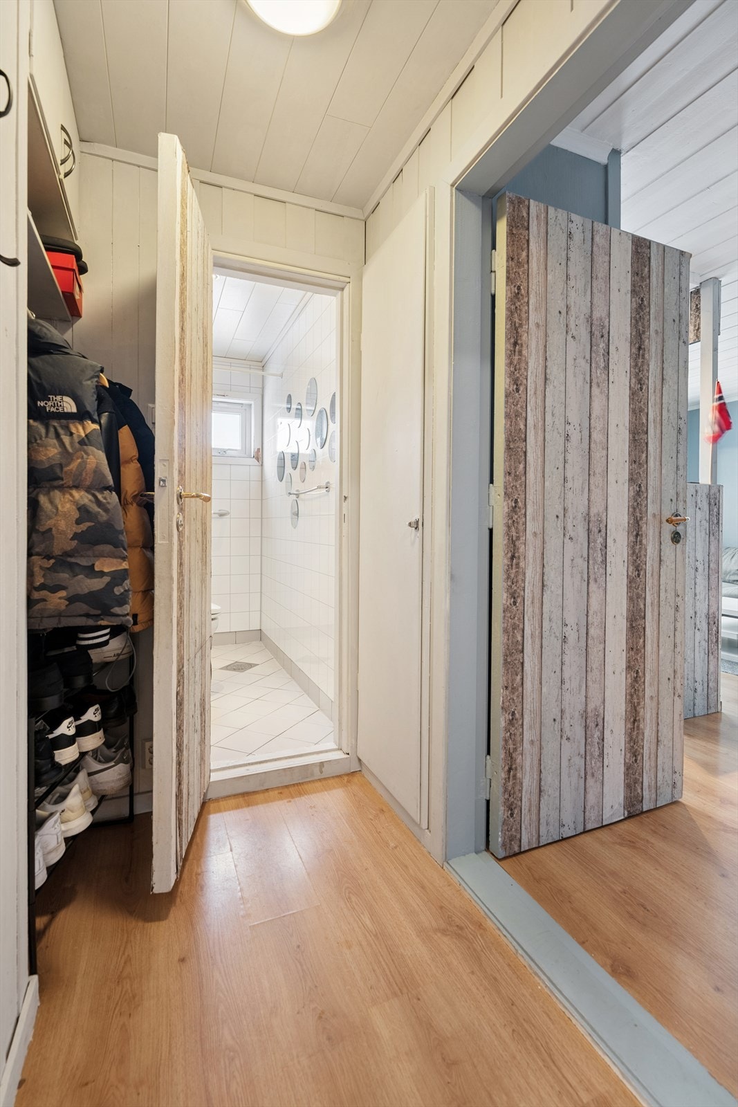 Entré med garderobeløsning og praktisk nisje for klær og oppbevaring. Galleribilde