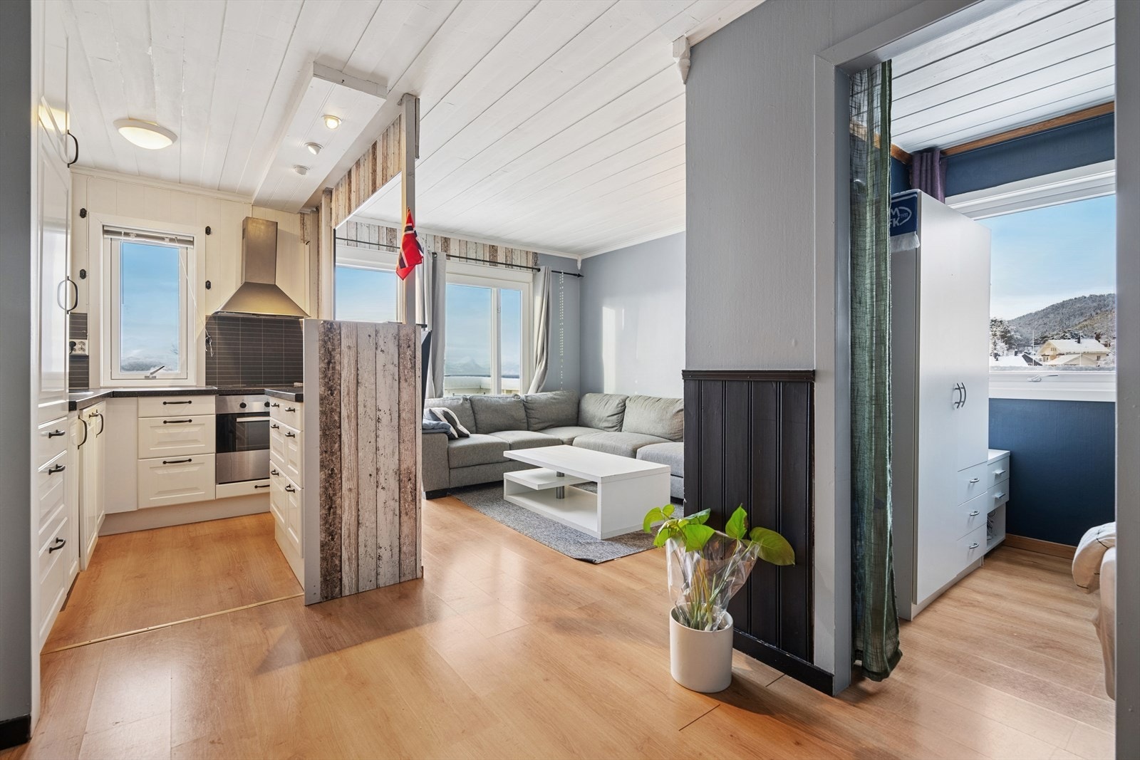 Sovealkoven er smart innredet med garderobeskap og ligger skjermet til. Galleribilde