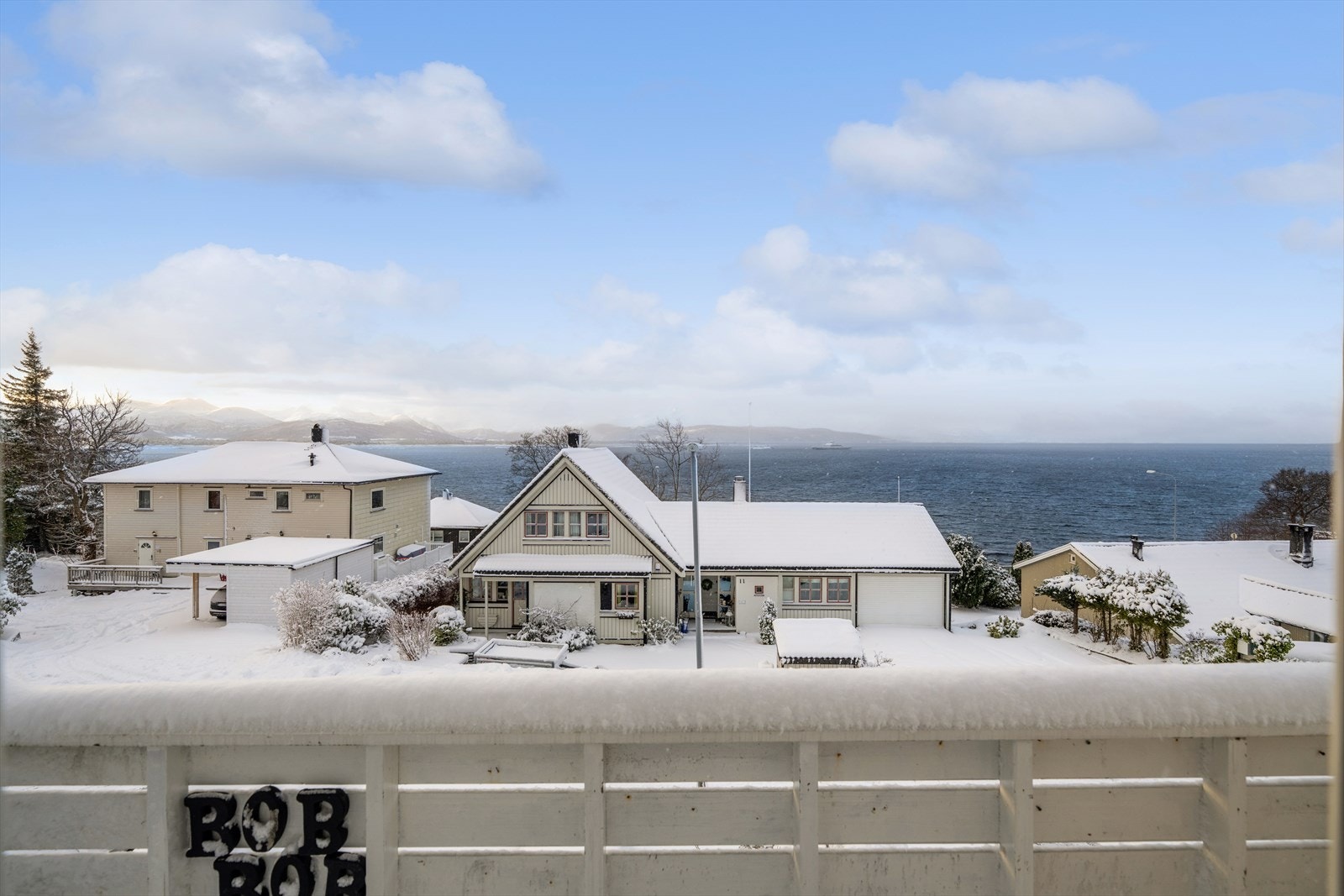 Nydelig utsikt fra egen sørvendt balkong med sol nesten hele dagen. Galleribilde