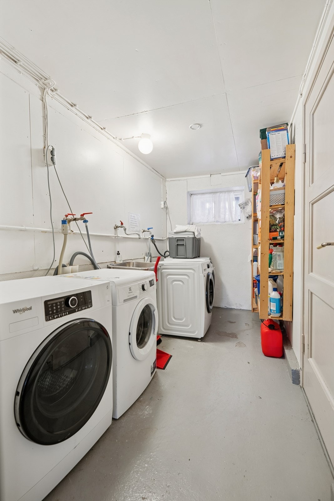 Felles vaskekjeller gir en praktisk og romslig løsning for hverdagens behov. Galleribilde