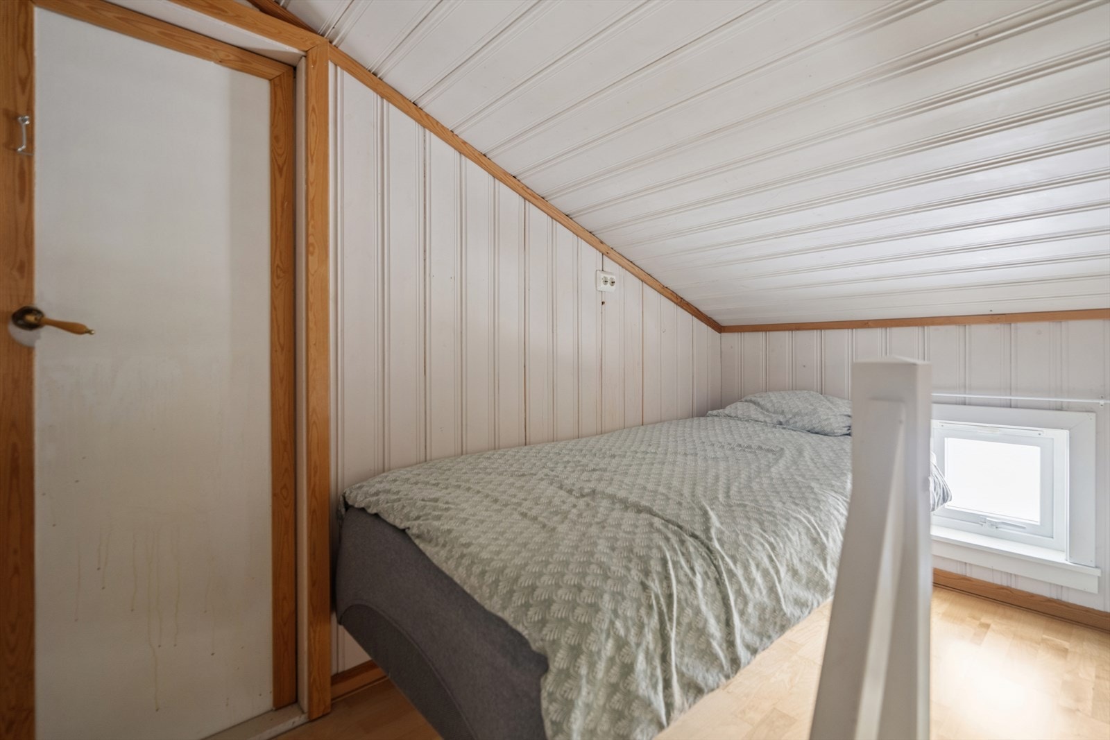 Loftet gir et ekstra oppbevaringsrom, men er ikke godkjent som oppholdsrom. Galleribilde