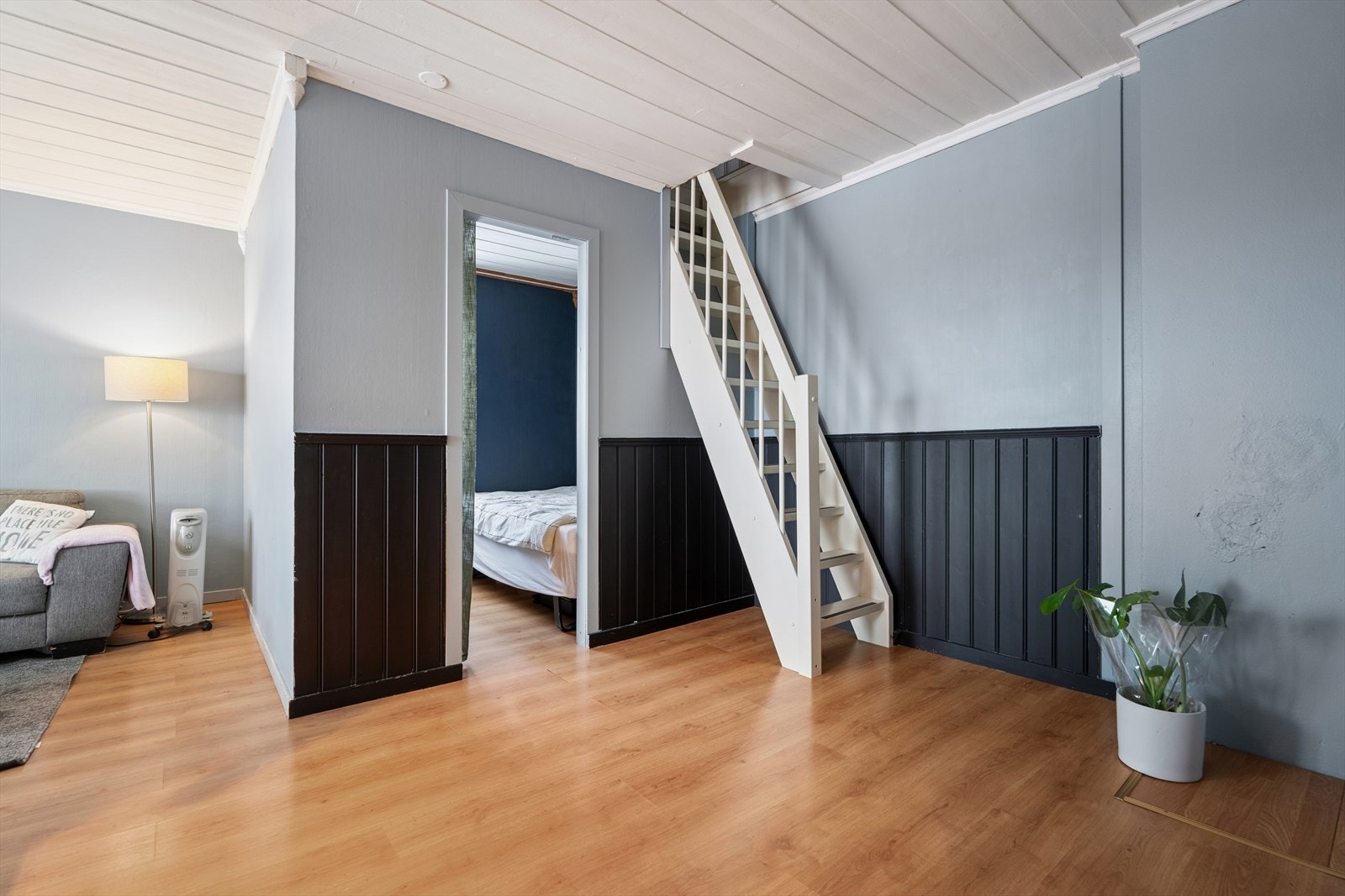 Innvendig trapp leder opp til praktisk ekstra oppbevaringsplass på loftet. Galleribilde