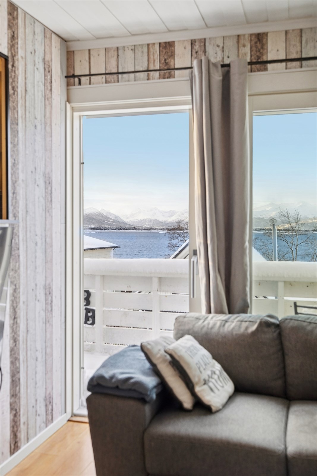 Store vindusflater med gode lysforhold året rundt, og nesten ingen innsyn. Galleribilde