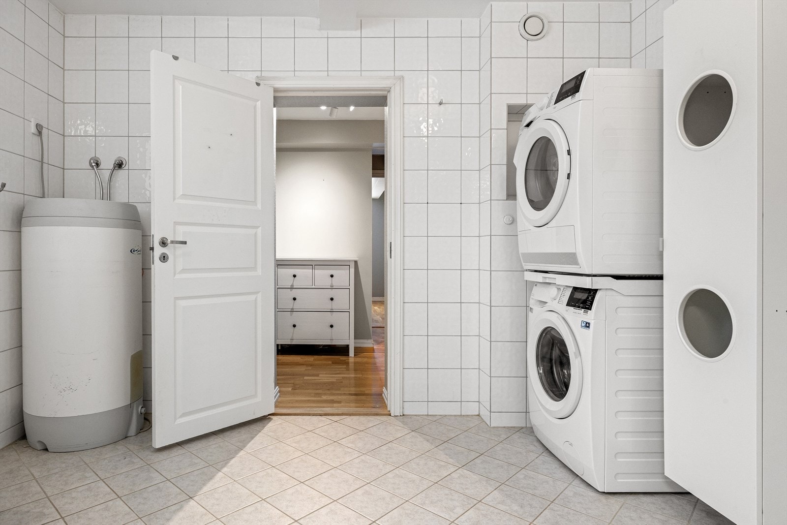 Her er det god plass til både vaskemaskin, tørketrommel og oppbevaring. Galleribilde