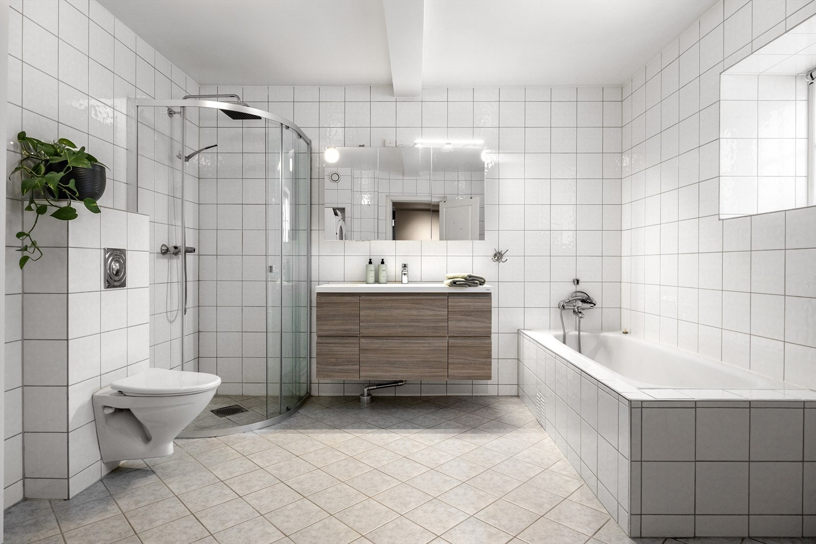 Det ble satt inn nytt dusjhjørne med regnfallsdusj og servant i regi av forrige eier av Bademiljø-Experten AS. Galleribilde