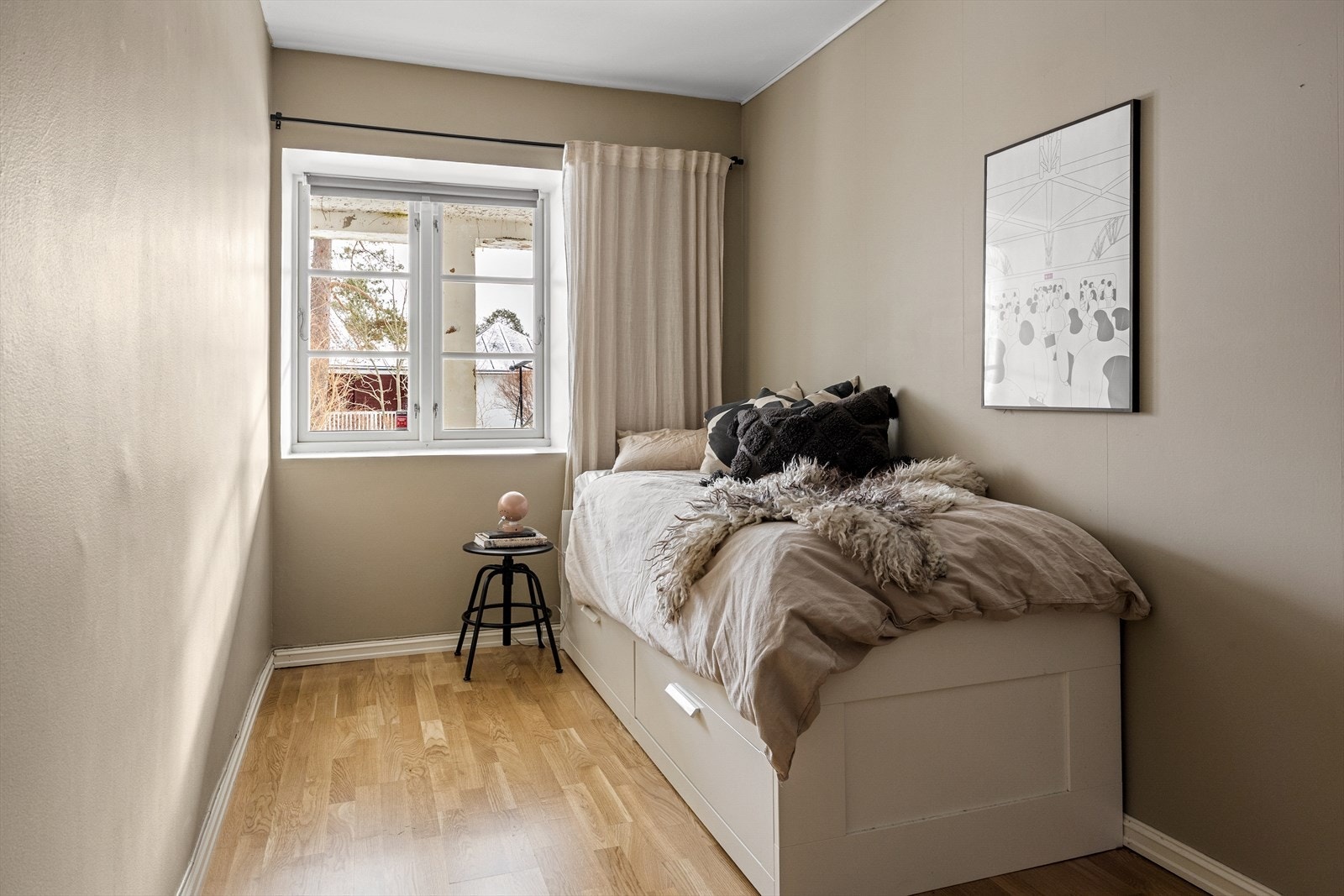 Soverom IIII | Praktisk soverom med mye naturlig lysinnslipp. Galleribilde