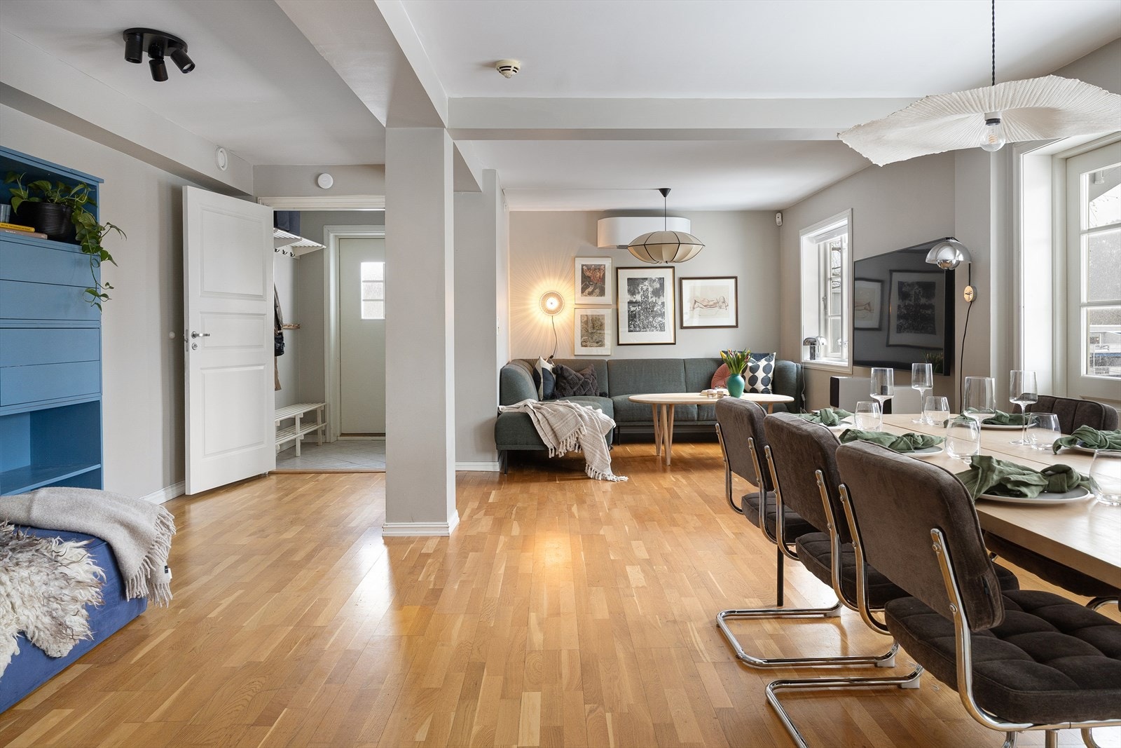 Romslig stue med god plass til sofagruppe, tv-seksjon, spisebord og ytterligere møblement. Galleribilde