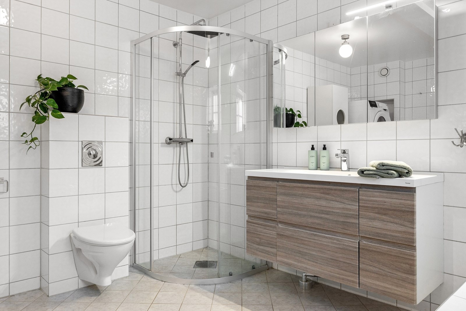 Baderom I | Delikat og romslig bad/vaskerom fra 2009. Badet består av romslig dusjhjørne, servant med innredning, vegghengt toalett, badekar og varmekabler i gulv. Galleribilde