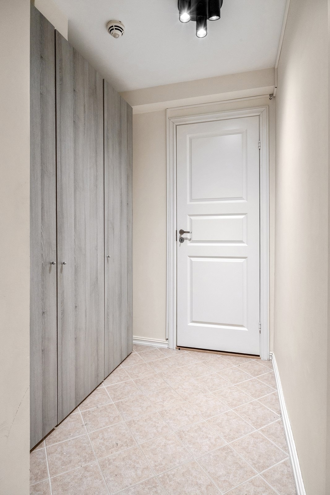 Det er rikelig med plass til oppbevaring i innvendig bod. Dør til felles trapperom og inngang. Galleribilde