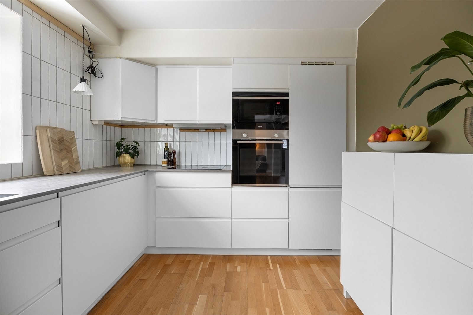 På kjøkkenet er det rikelig med skap- og benkeplass. Galleribilde